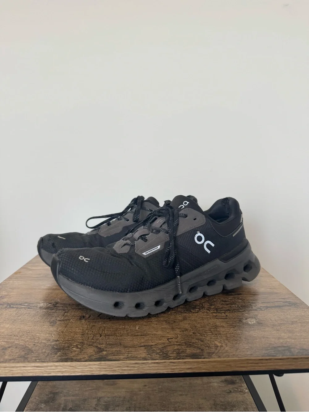 On Cloud Womens Black Cloudrunner 2 Waterproof Sneakers CloudTec Cushioning Sz 9